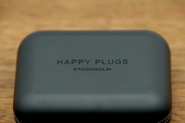 充電ケースの上部には、主張しすぎず、さりげなさすぎずの “HAPPY PLUGS STOCKHOLM” の刻印。