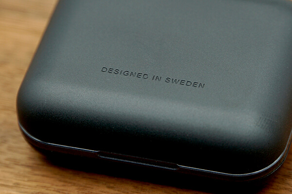 充電ケース裏面には“DESIGNED IN SWEDEN” の刻印。