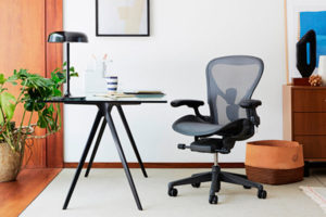 【17年愛用した男の結論】アーロンチェアはテレワークや在宅勤務におすすめ！座り心地最高のデスクチェア