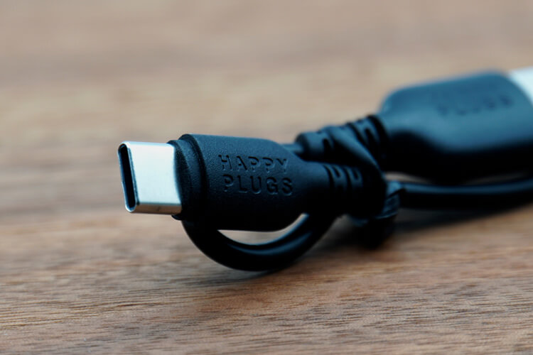 HAPPY PLUGS AIR1 PLUSのオリジナルロゴが入ったケーブル