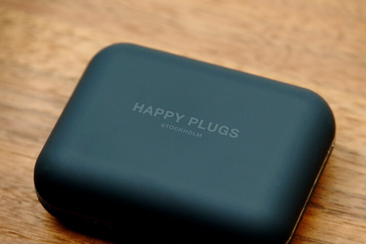 HAPPY PLUGS AIR1 PLUSの充電ケース表：HAPPY PLUGS STOCKHOLM