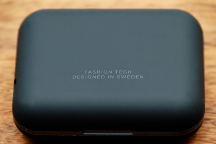 HAPPY PLUGS AIR1 PLUSの充電ケース裏：FASHION TECH DESIGNED IN SWEDEN