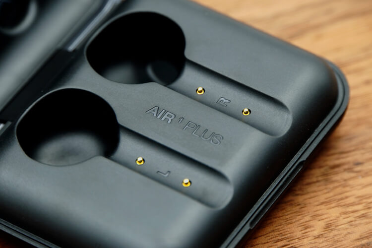 HAPPY PLUGS AIR1 PLUSの充電ケース：AIR1 PLUSのロゴ