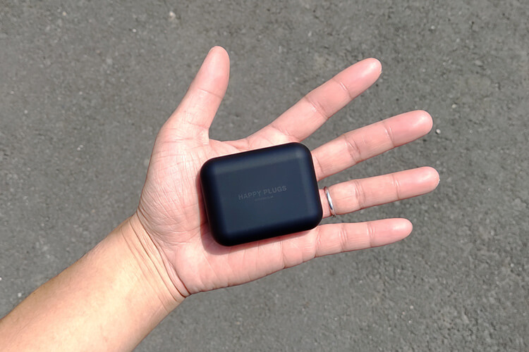 HAPPY PLUGS AIR1 PLUSを手に持ったイメージ
