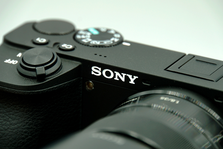 α6600のSONYのロゴ