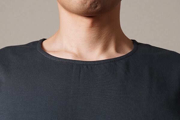 ヒートテックコットンクルーネックTシャツ　レディース3XL　グレーは首元が広くてすっきり。縫い目が細くて高見えします。