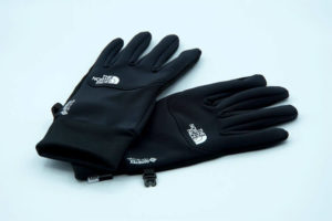 【比較レビュー】ノースフェイスのイーチップグローブはスマホ対応&ゴアテックス仕様でおすすめ