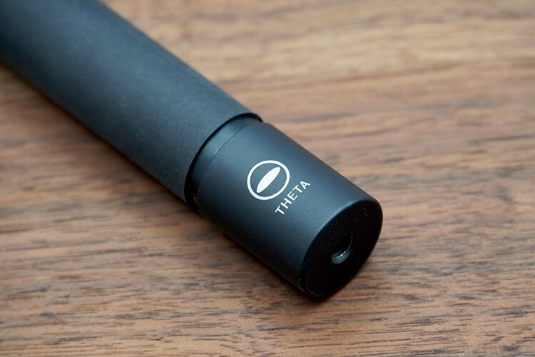 RICOH THETA スティック TM-3のシータのロゴ