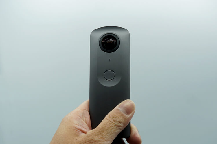 リコー シータ Vを手に持ったイメージ