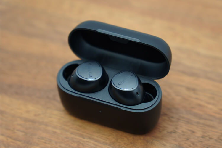 EarFun Free 2の充電ケース　蓋開けた状態　上から見たイメージ
