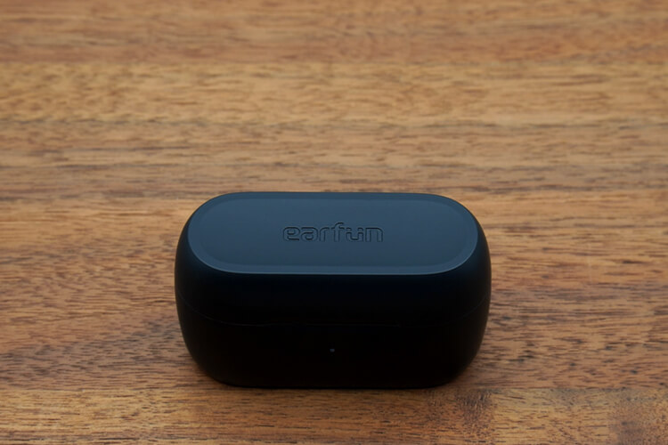 EarFun Free 2の充電ケース　蓋閉じた状態