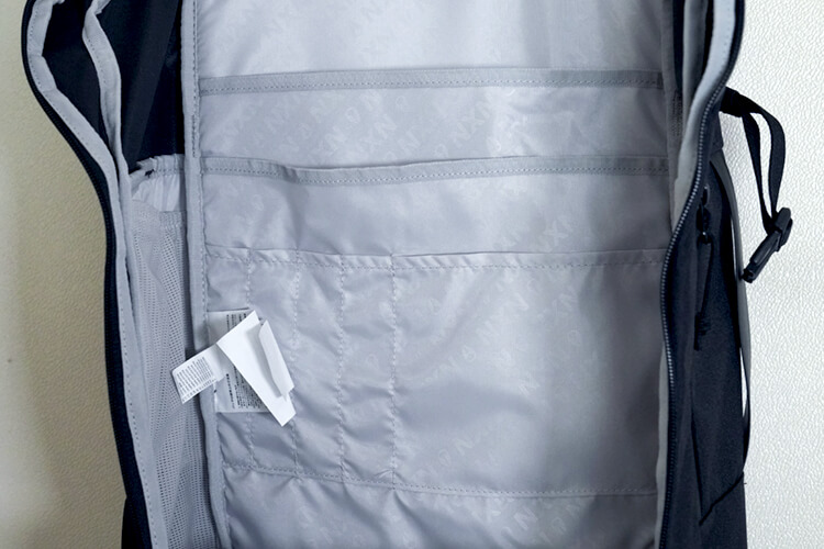 NIXON Hauler 35L Backpack（ニクソン ハウラー）の大容量収納の背もたれ側の仕切りスペース
