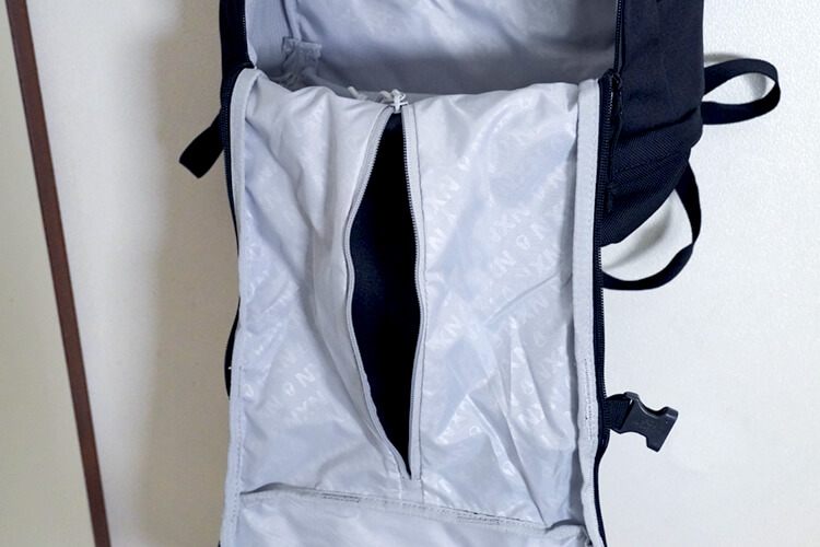 NIXON Hauler 35L Backpack（ニクソン ハウラー）の大容量収納内の手前側のポケット
