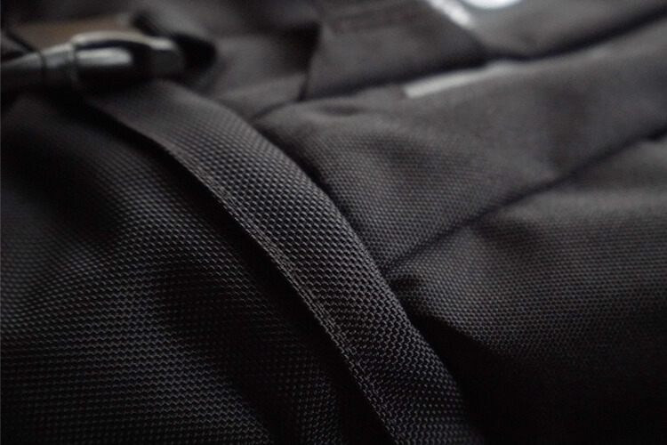NIXON Hauler 35L Backpack（ニクソン ハウラー）のファブリックの織りの違い