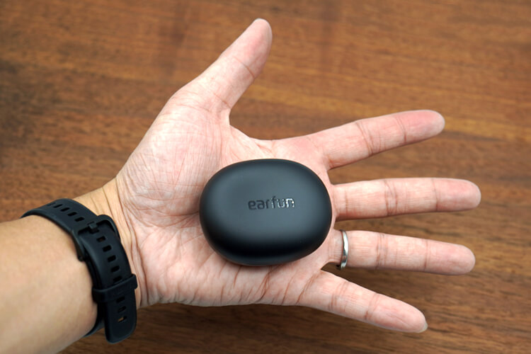 EarFun Air Pro 2の充電ケース　手に持った状態