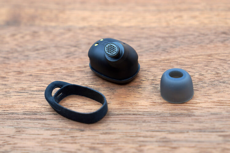 EarFun Free Pro 2のイヤーピースとイヤーフックを外したイメージ