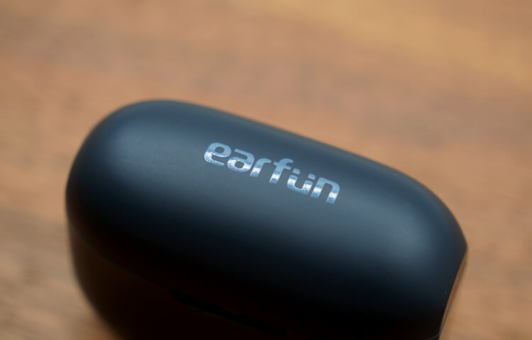 EarFun free miniの充電ケース　ロゴ