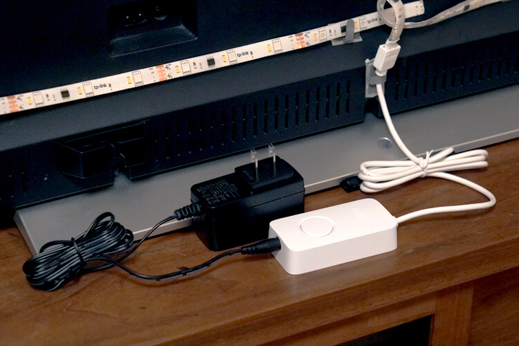 TP-Link Tapo L930-5のテープライト、リモコン、アダプターを取り付けた状態