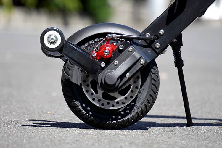 折り畳み電動バイク・Aioon（アイオーン）の前タイヤのディスクブレーキと持ち運び用のキャスター