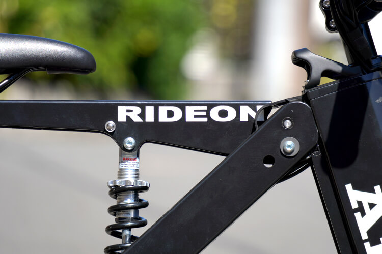 折り畳み電動バイク・Aioon（アイオーン）のRIDE ONのロゴ