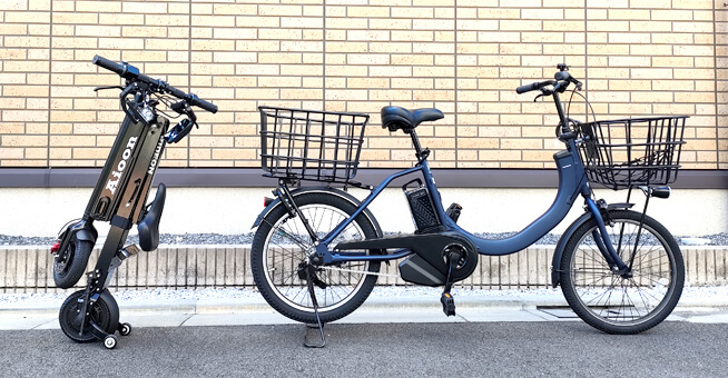 折り畳み電動バイク・Aioon（アイオーン）とパナソニックの電動自転車SWとのサイズ比較　並列　※折り畳んだ状態
