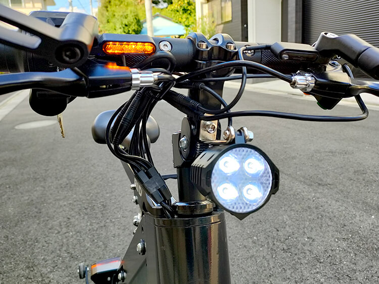 折り畳み電動バイク・Aioon（アイオーン）の右ウィンカーとヘッドライトを付けた状態