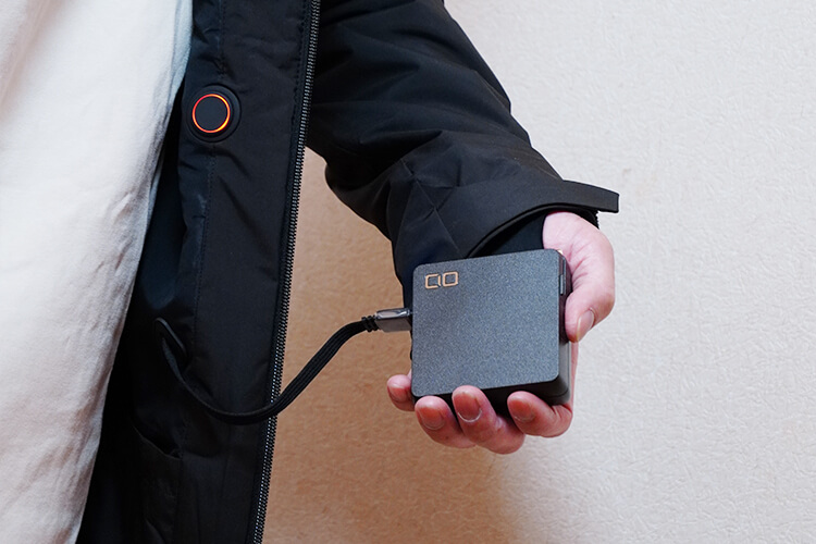 ラシカル フェアリーノヴァ2 ジャケットでモバイルバッテリーを使用したイメージ