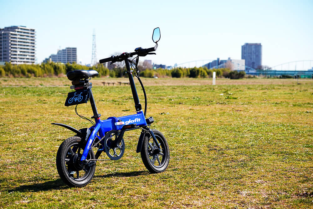 【実走行レビュー】電動バイク・glafit GFR-02は折り畳み自転車としても使えて便利！小型軽量でどこでも持ち運べておすすめ | グラフィット
