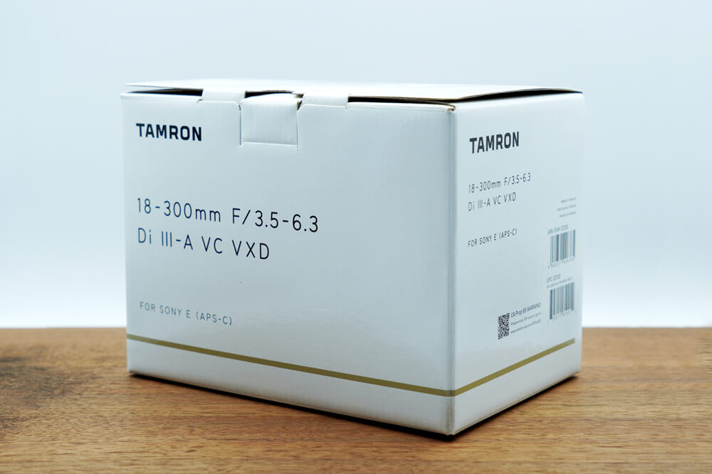 タムロン 18-300mm F/3.5-6.3 Di III-A VC VXD B061（ソニーEマウント）の梱包箱　斜め前