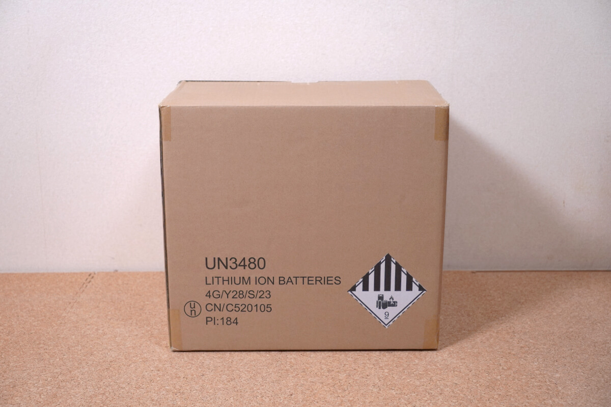 EENOUR P2001（ポータブル電源）の梱包　外箱