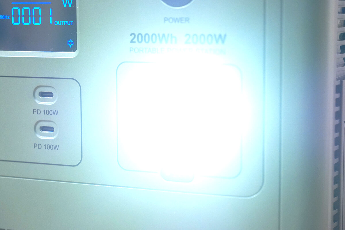 EENOUR P2001（ポータブル電源）のライト　オン