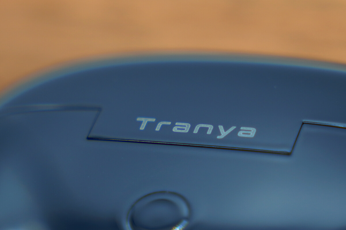 Tranya Nova ANCの充電ケースのTranyaロゴ