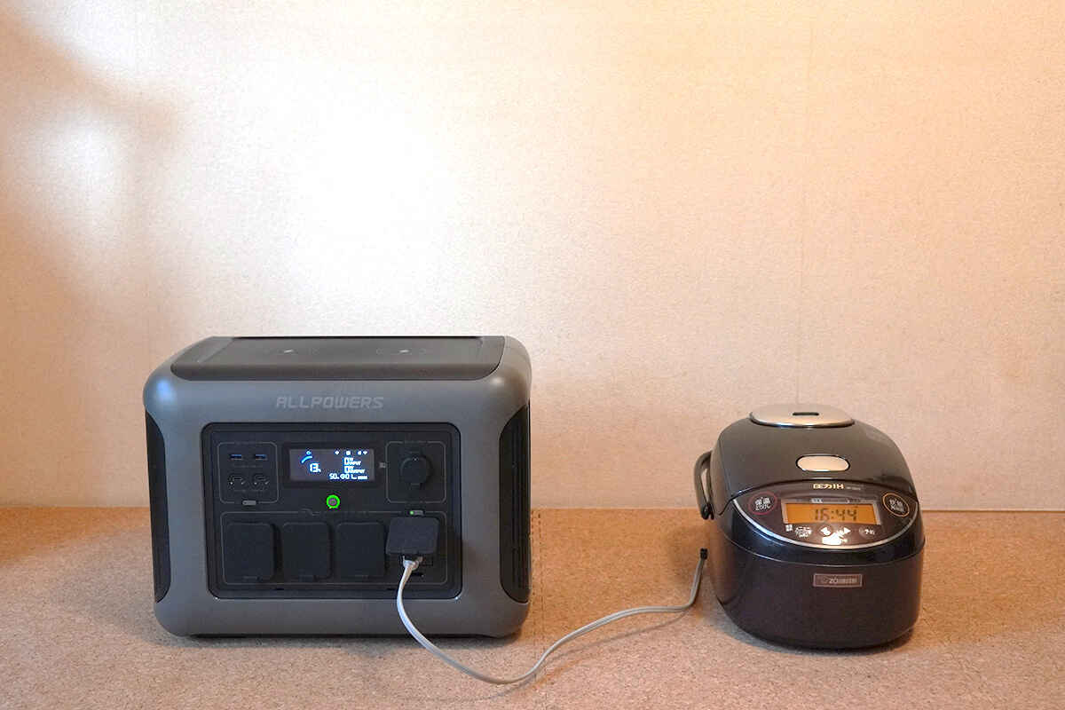 ALLPOWERS R1500(ポータブル電源)で炊飯器を使用した状態
