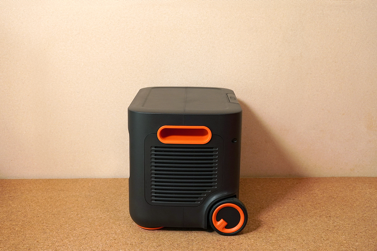 Jackery ポータブル電源 2000 Plusの側面