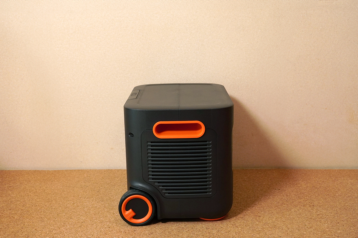 Jackery ポータブル電源 2000 Plusの背面