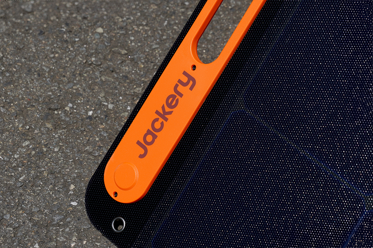 Jackery SolarSaga 200W ソーラーパネルのJackeryロゴ