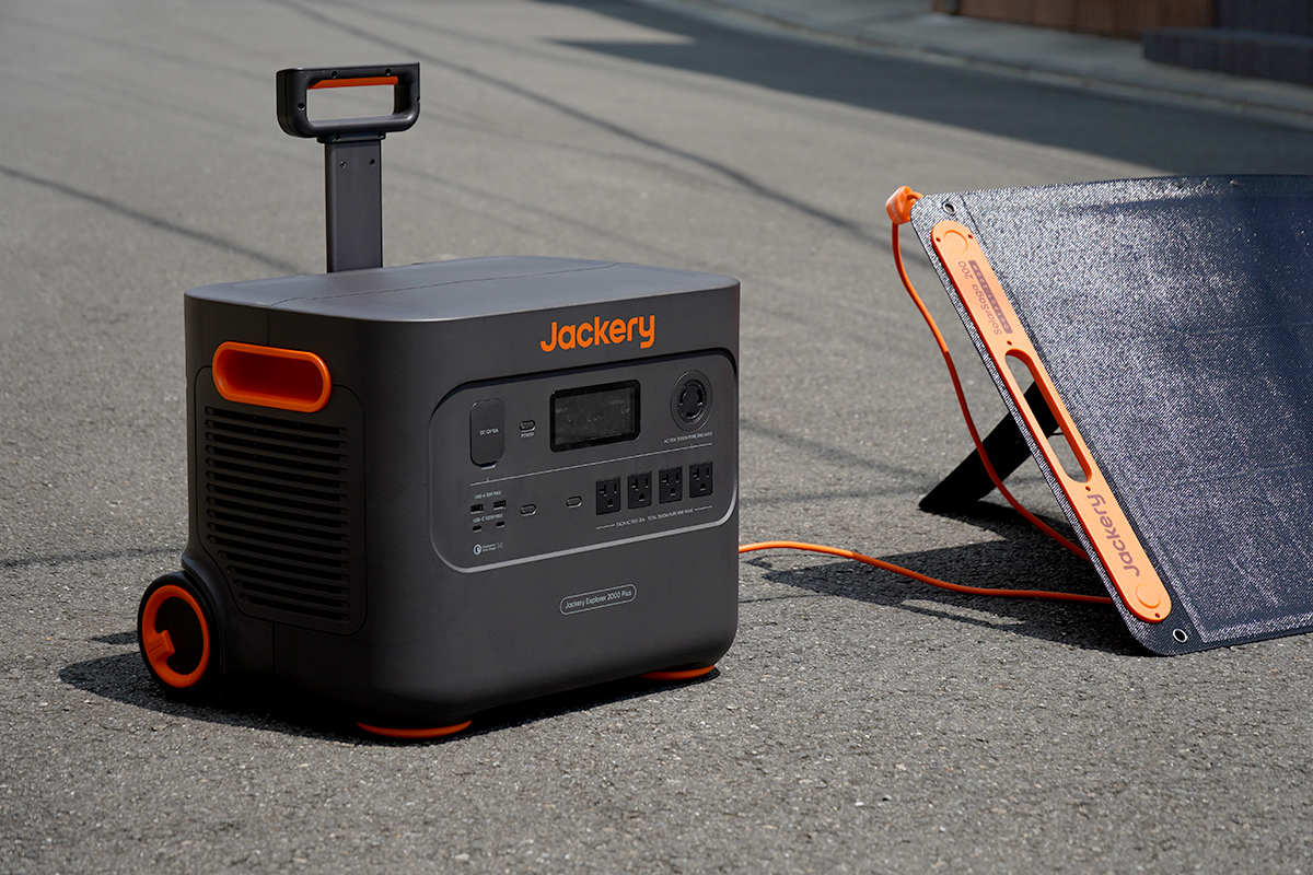 【使用感レビュー】Jackery ポータブル電源 2000 PlusとSolarSaga 200W ソーラーパネルのセットがおすすめ｜ジャクリ