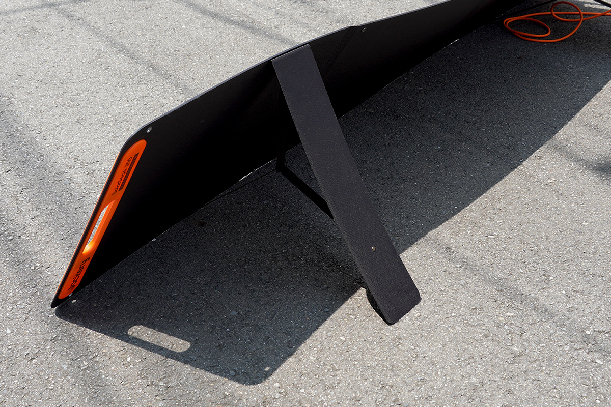 Jackery SolarSaga 200W ソーラーパネルの脚　開いた状態