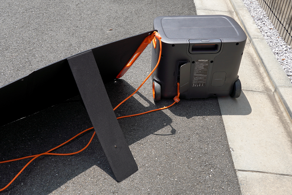 Jackery ポータブル電源 2000 PlusとSolarSaga 200W ソーラーパネルの接続