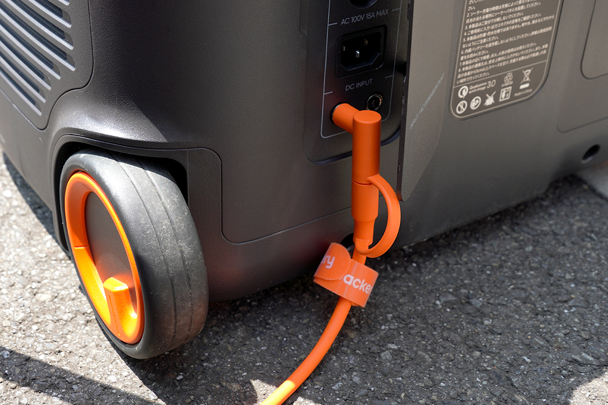 Jackery ポータブル電源 2000 PlusとSolarSaga 200W ソーラーパネルの接続
