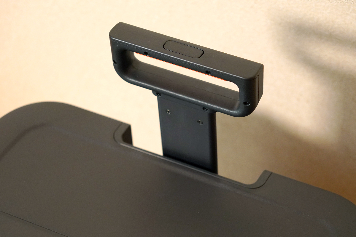 Jackery ポータブル電源 2000 Plusの天板　ハンドル伸ばした状態