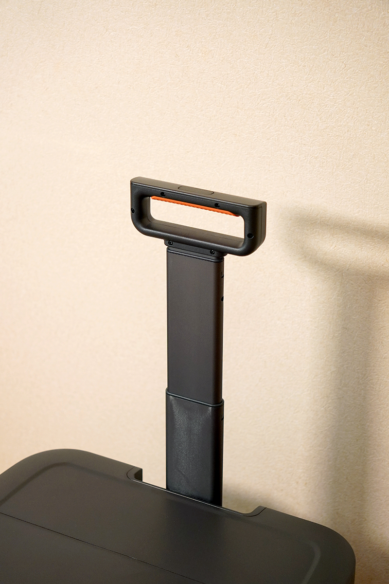 Jackery ポータブル電源 2000 Plusのハンドル　収納時～伸長時