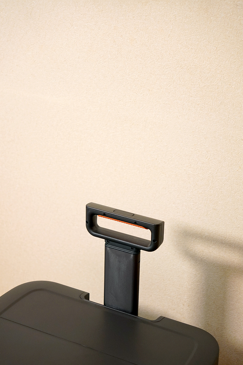 Jackery ポータブル電源 2000 Plusのハンドル　収納時～伸長時