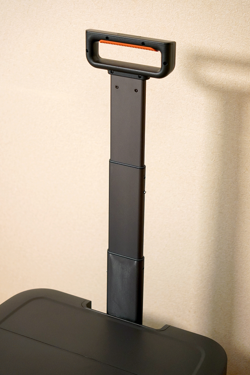 Jackery ポータブル電源 2000 Plusのハンドル　収納時～伸長時