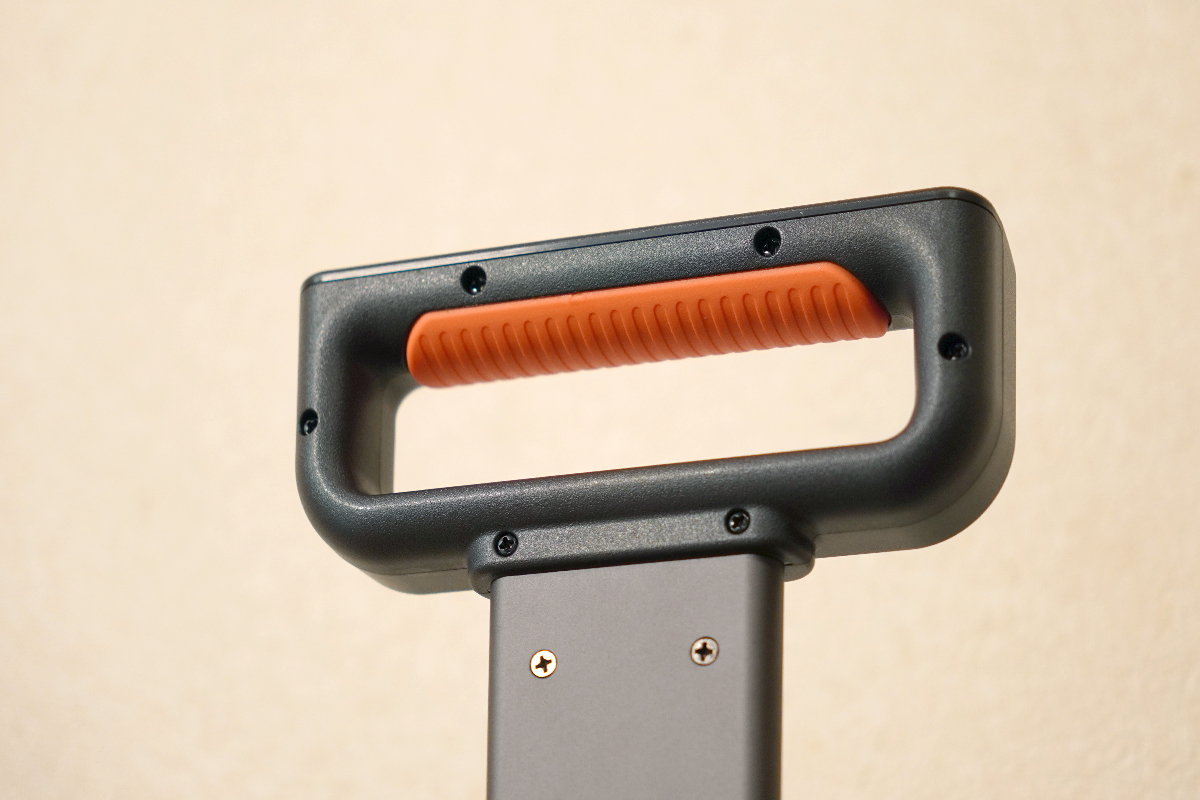 Jackery ポータブル電源 2000 Plusのハンドル　グリップ寄り