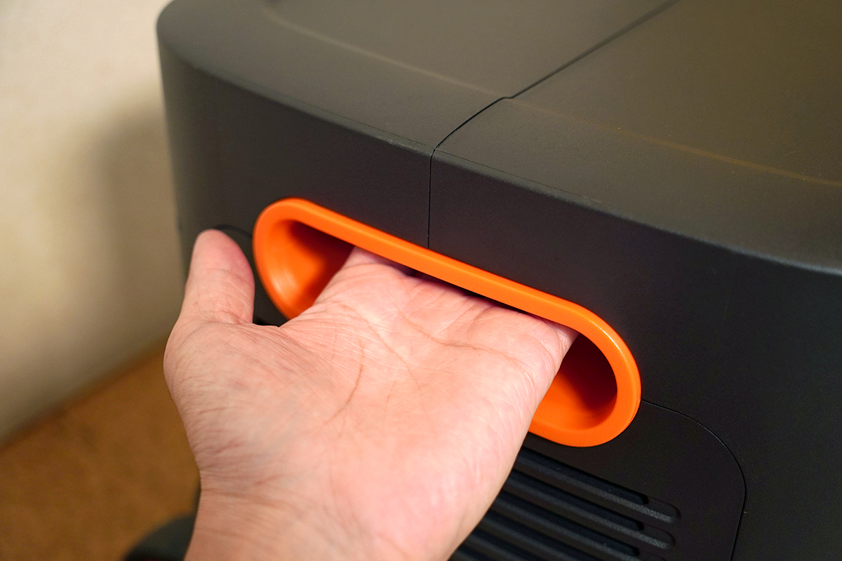 Jackery ポータブル電源 2000 Plusの持ち手　指が奥までは入る深さがある　指を入れた状態