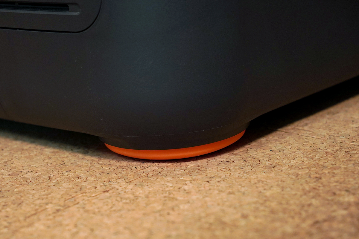 Jackery ポータブル電源 2000 Plusのゴム脚寄り