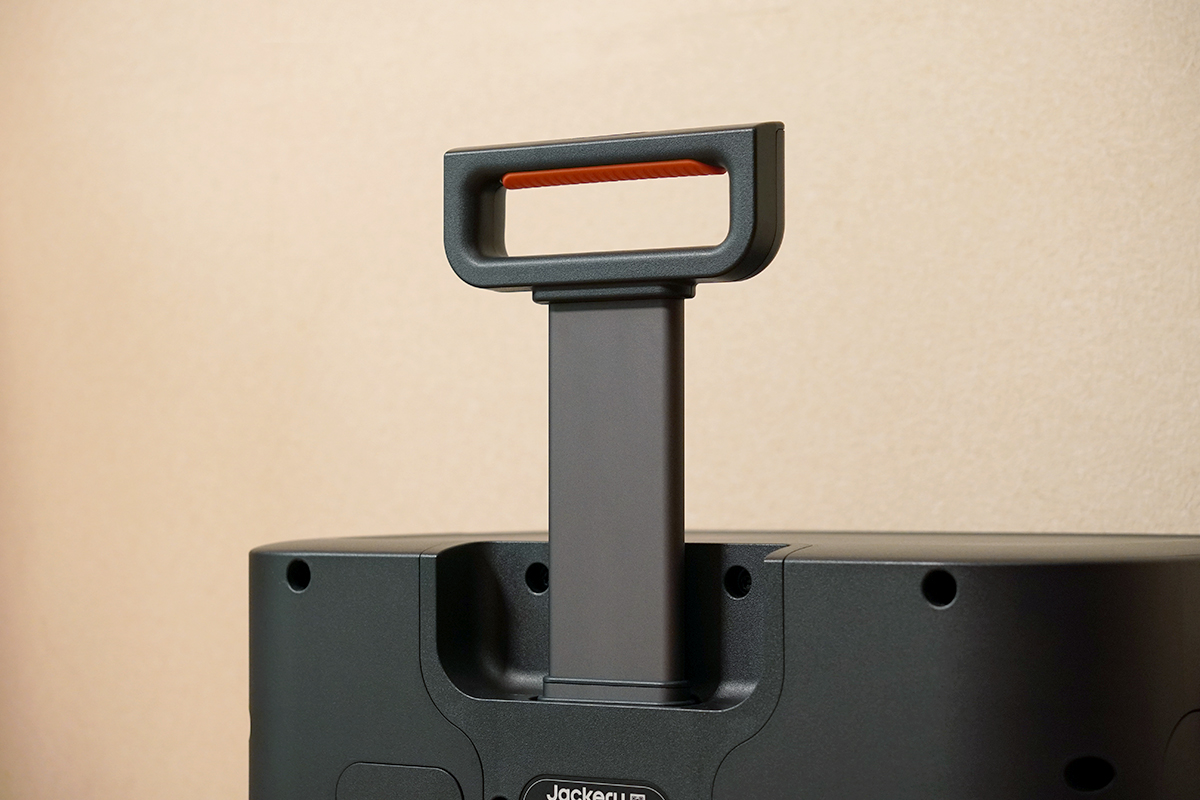 Jackery ポータブル電源 2000 Plusのハンドル寄り　伸ばした状態
