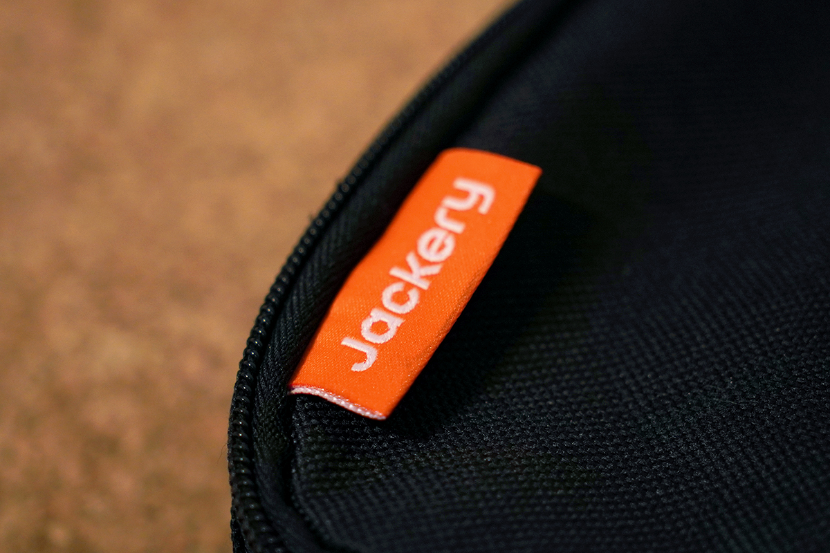 Jackery ポータブル電源 2000 Plusの収納ポーチのJackeryロゴ