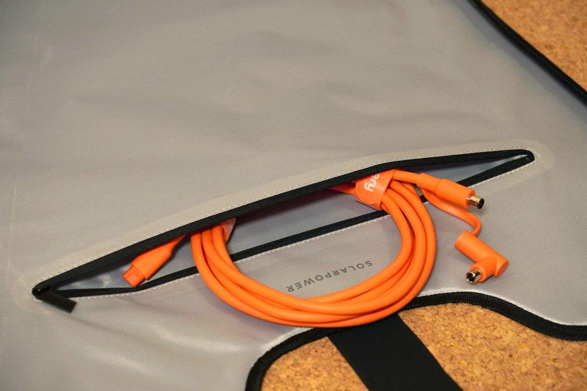 Jackery SolarSaga 200W ソーラーパネルの収納バッグの収納部　開いた後　ケーブル収納可能